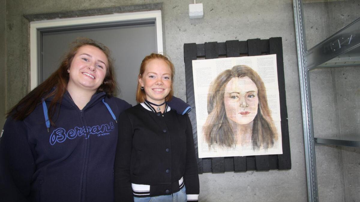 Sunniva Brendehaug (t.v.) og Victoria Opheim Eikeland representerte klassen som har laga kunsten som no prydar veggene i den nye brukthallen.