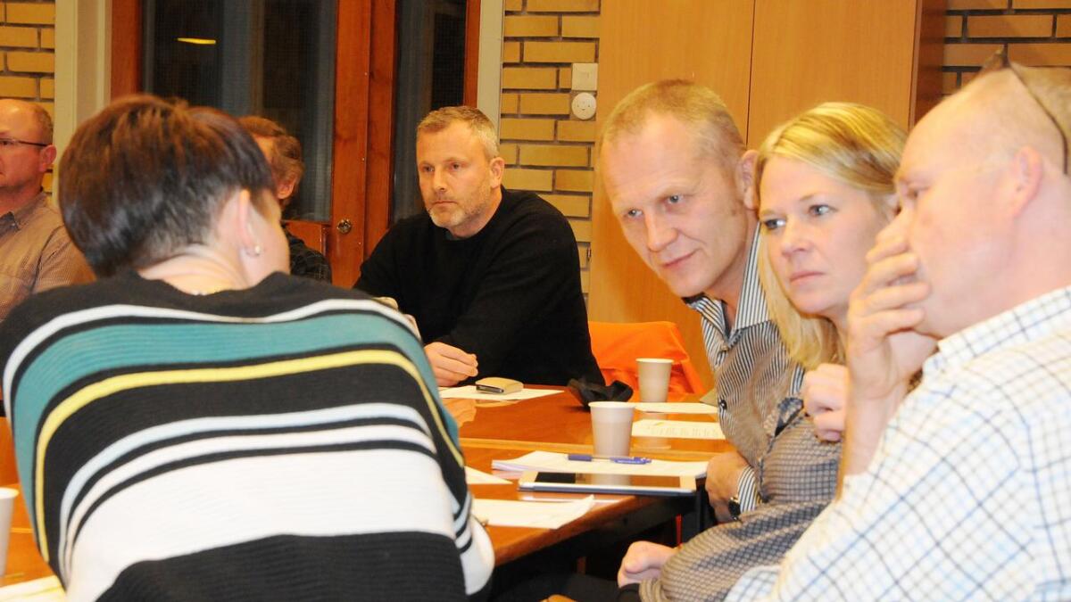 Runa Vee Tveit (med ryggen til) og Andrea Fjalestad utgjer femti prosent av dei folkevalde kvinnene i kommunestyret i Nissedal. Dei synest begge det er synd at det ikkje er fleire kvinner som er med i lokalpolitikken. (Arkiv