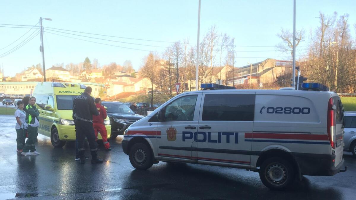 Politi og ambulanse var raskt på pletten ved Best-stasjonen.