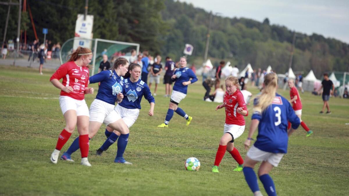 Amalie Linnea Matland og resten av gjengen på juniorjentelaget til Eikelandsfjorden kom heilt til kvartfinalen i B-sluttspelet. Der vart Sandviken til slutt for sterke.