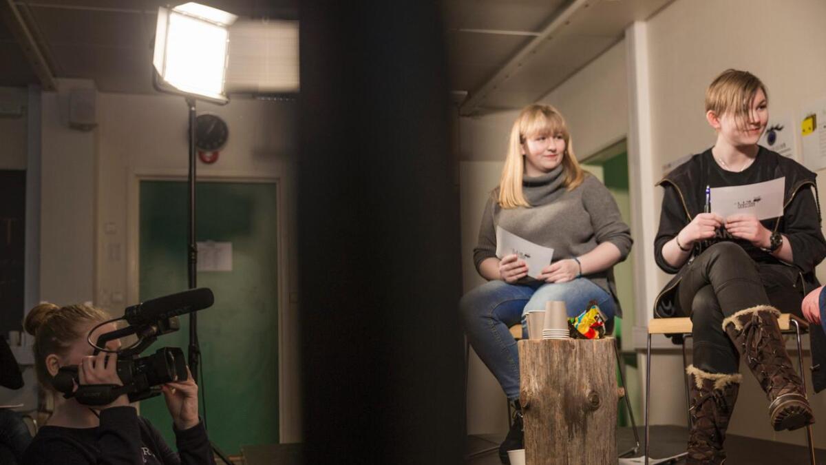 Vanja Louise Haugen (17) styrte kameraet under showet. Programledere er Anniken Engeseth (18) og Una Kristine Carlstrøm (17).
