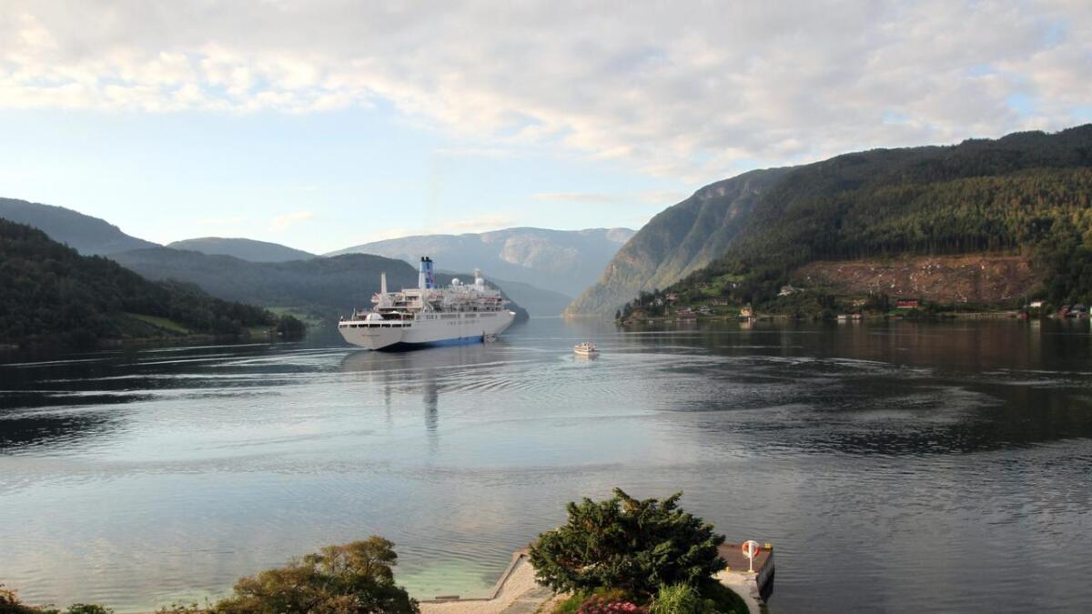 Med Ulvik som ei av hamnene planlegg selskapet Hardcruise AS eit miljøvenleg vekescruise i Hardanger i 2021. Her eit tradisjonelt cruiseskip i Ulvik.