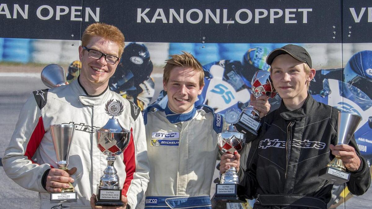 Daniel Kroken (t.v.) saman med vinnaren Edward Sander Woldseth (i midten) og Anders Eriksrud på pallen etter løpa i Sverige.
