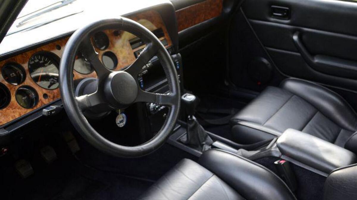 aston. Skinnseter, tykke tepper på gulvet og trepaneler i dashbordet skriver seg fra et samarbeid med Aston Martin.