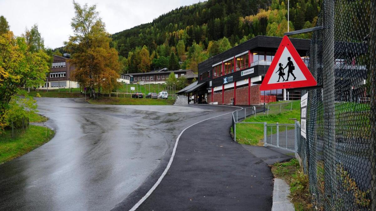 Ny gangveg langs Rødberghallen til Rødberg skole har gjort skulevegen trygg. No er det slutt på trafikkfarlege situasjonar der fotgjengarar må dele plass med skulebussar og bilar.