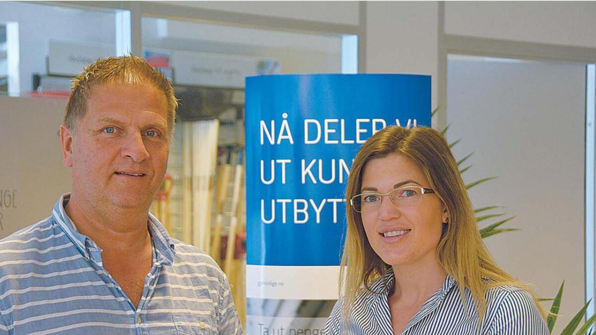 Arne Ulstrup Jansen er glad for å ynskje Mari Vik Aslestad velkomen på kontoret i Kviteseid.