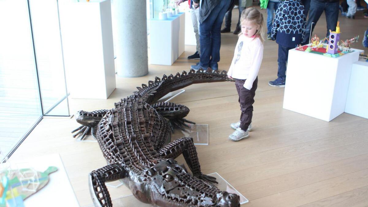 Fleire studerte også den livaktige krokodillen - som er ein fast del av Griegsamlinga - med skrekkblanda fryd.