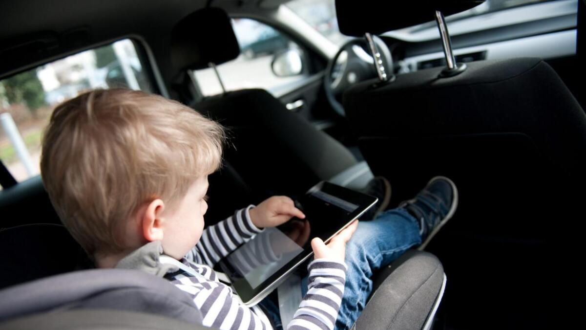 Mange barn blir lett bilsjuke, og et nettbrett gjør ikkje saka betre.