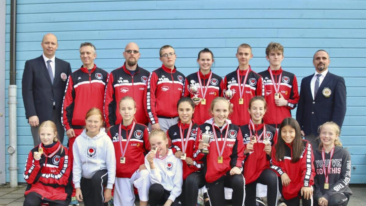 Både utøvarar og dommarar frå Os Karateklubb markerte seg positivt i stemne i Sveio i helga.