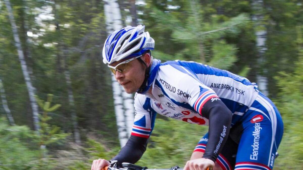 Eivind Botten (Andebarkji TSK) var suveren vinnar av fjorårets Sparebank 1-cup og måtte finne seg i å sykle med favorittstempel også under årets fyrste sykkelritt på Torpo.