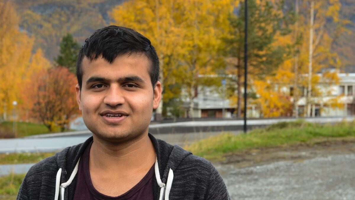 Jamshid Sahaq får bli i Norge – i alle fall i eitt år. No må han skaffe seg afghansk pass, noko som kan vere vanskeleg.