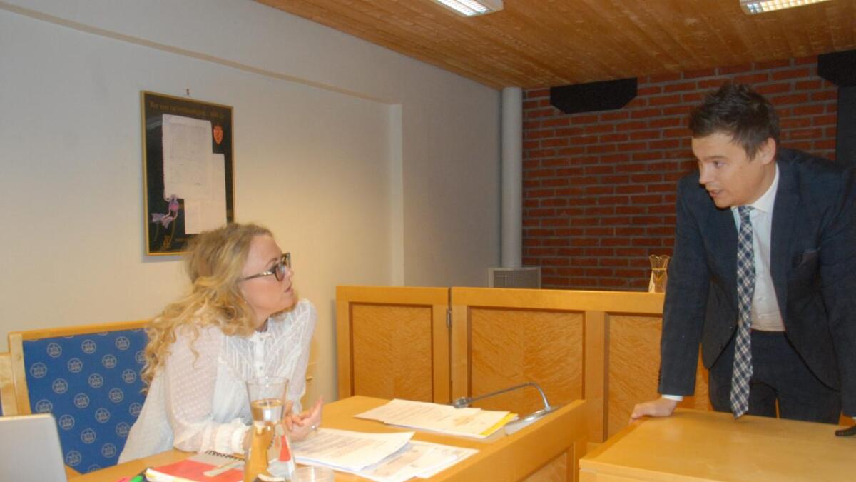 Politiadvokat Sandra Mathisen Andreassen og forsvarar Sindre Løvgaard før rettsmøtet i Hallingdal tingrett måndag.