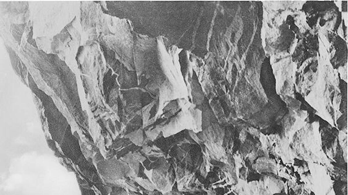 I 1923 la ein vegen rundt Fånefjellet i Bygland, delvis i halvtunnel, og i 1963 sprengte ein ny veg i tunnel gjennom fjellet.