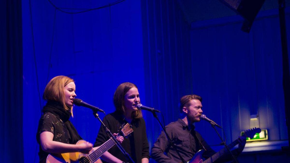Marit Larsen opna festivalen med konsert på Sundrehall, her saman med Mari Sandvær Kreken og Tor Egil Kreken.