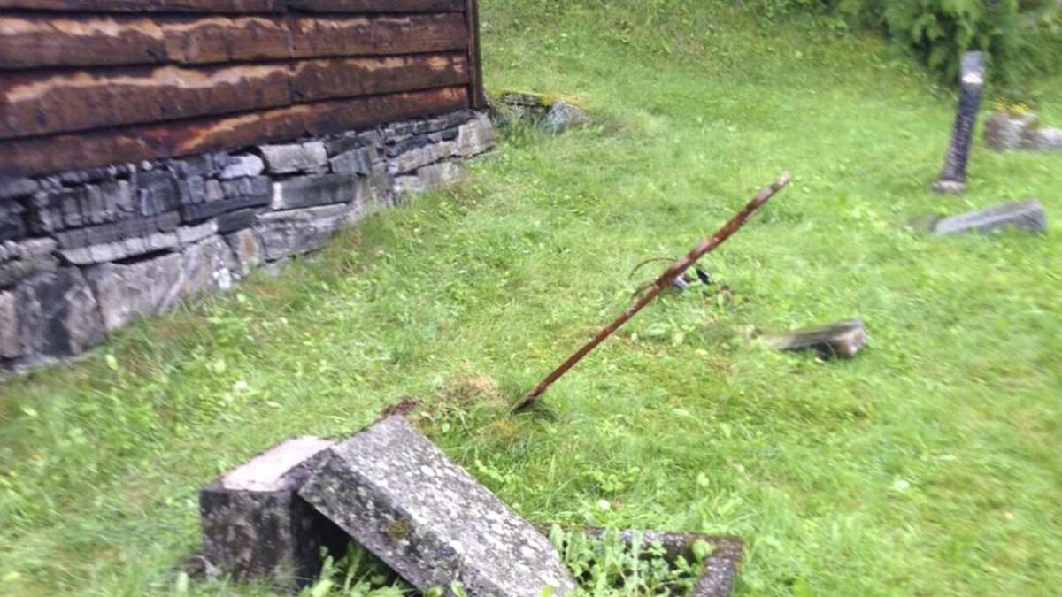 I august i fjor, blei fleire graver ved Holdhus gamle kyrkje vandaliserte. Politiet står utan mistenkte, og legg no bort saka.