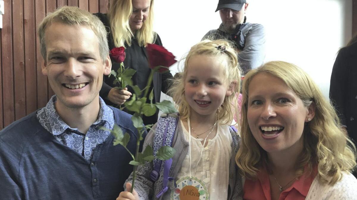 Ingvild Skaatun Hergum fyller 6 år på sin aller fyrste skuledag. Her med mamma Åshild Skaatun Hergum og pappa Torbjørn Hergum.