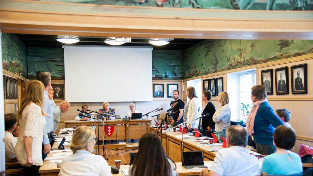 I juni 2016 vart det stemt over eit forslag om å utsetje kulturhusutbygginga. Dei som står var for å utsetje vedtaket, inkludert Nils -Ove Svendsgård (Sp) framoverbøygd til venstre. No ville han hatt omkamp.