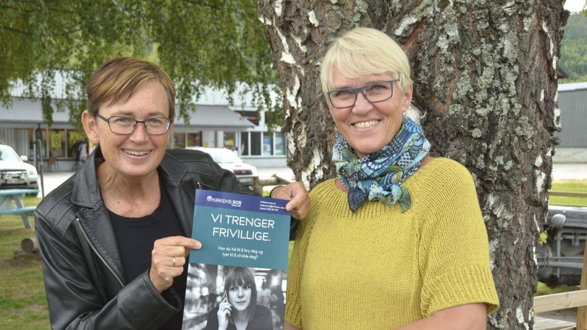 Dagleg leiar i Kirkens SOS i Telemark, Melle Aakenes (t.v.) og friviljug Ellen Iris frå Tokke vil gjerne ha med fleire friviljuge.