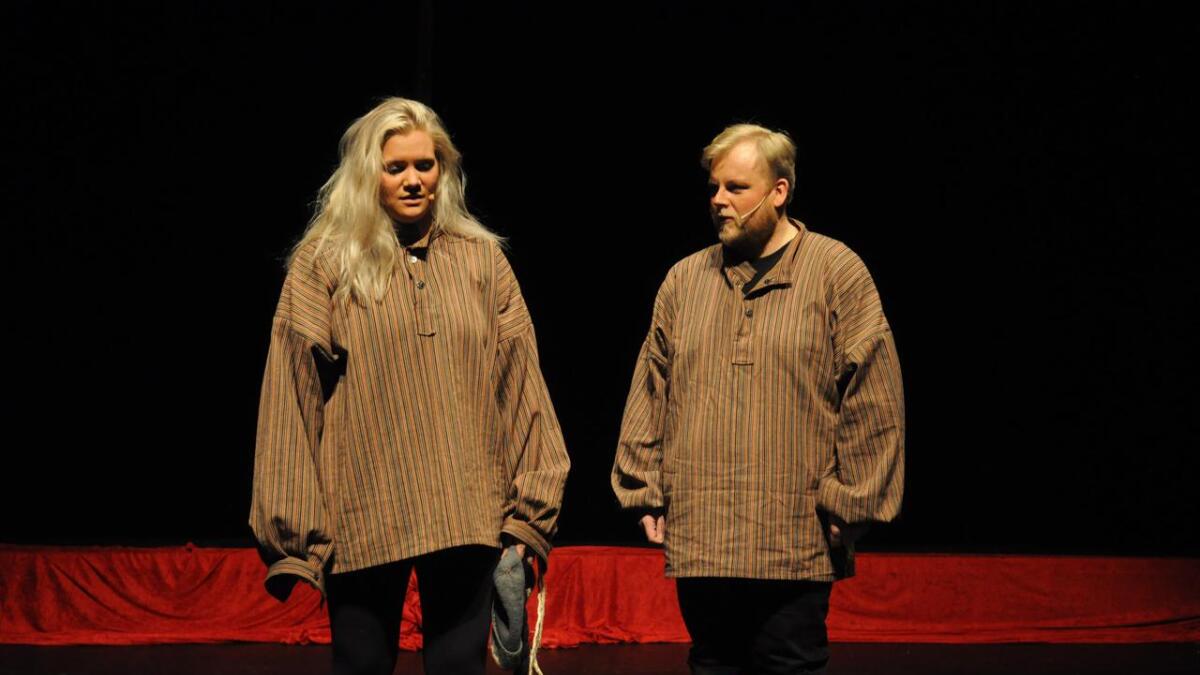 Her blir hovedrolleinnehaverne Caroline Scharning Aaserud og Magnus Rotnes Kristoffersen enige om at Magnus skal spille Peer Gynt etter pausen. Alle