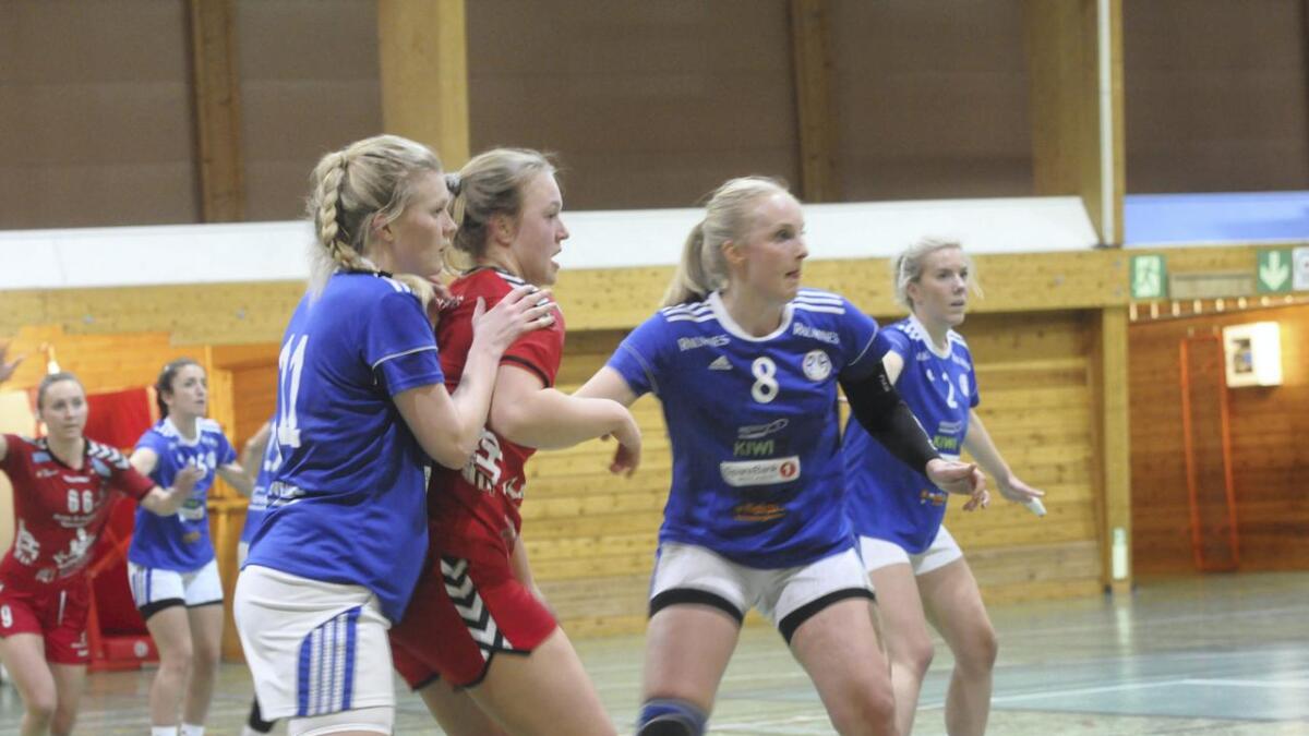 R&Ås håndballdamer får likevel fortsette i 3. divisjon, og det har de takket ja til. Bildet er fra sist sesong, og vi ser fra v. Ida Nilsen Bergersen, Siv-Anita Granum og Linn Buskenes Andersen i en kamp.