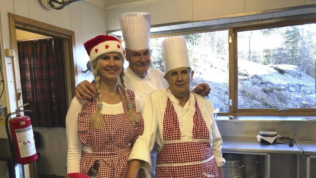 Vertinne Katrine Straand (f.v.), Sjefskakebakar Marit Kollane og kjøkkensjef Odd Børresen viser fram onsdagens produksjon av småkaker.