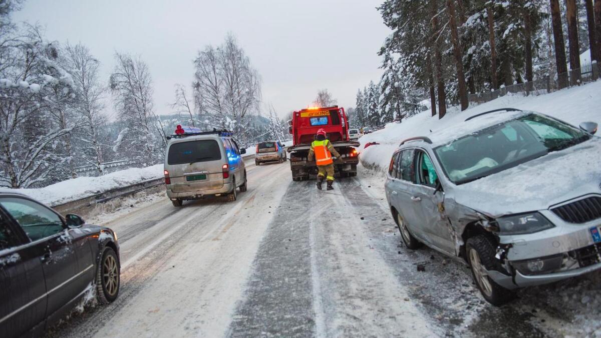 To bilar kolliderte vest for innkøyringa til Torpomoen fredag morgon.