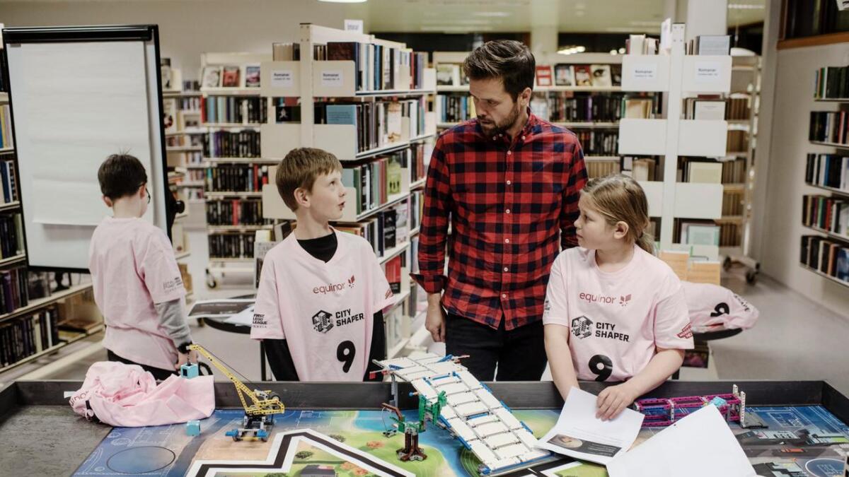Onsdag kveld gjekk Kodeklubben Gol igjennom siste førebuingar før First Lego League konkurransen i Gjøvik. Frå venstre Marius Opheim Brønno, Robert Brunvoll og LinnÈa ÓmarsdÛttir.