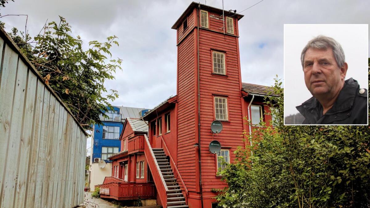 Det spesielle branntårnet er eit kjent landemerke på Osøyro. Varabrannsjef Arne Monsen skulle ønskt det vart ivareteke.