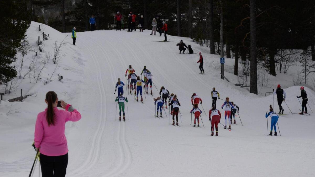 Det blir tett i første bakke ut frå Geilo skistadion når det er fellesstart og det er lett å tape tid til dei lenger framme.