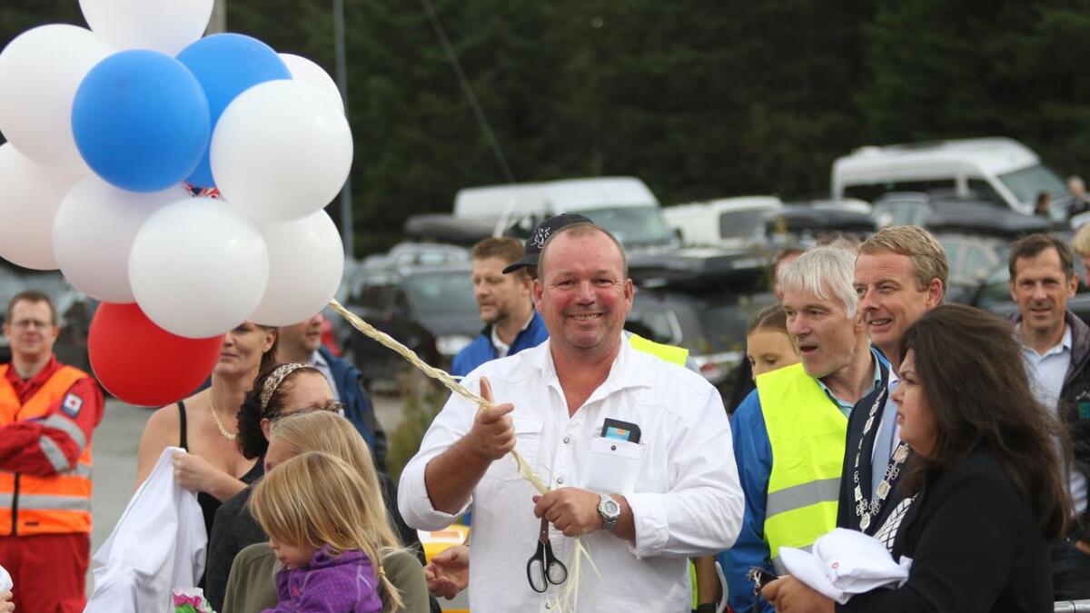 Dagleg leiar i Osbadet, Bård Alfstad, får driftsansvaret for Os Idrettspark. Han fekk også æra av å ta med ballongane som vart sleppt til himmels i samband med den offisielle opninga.