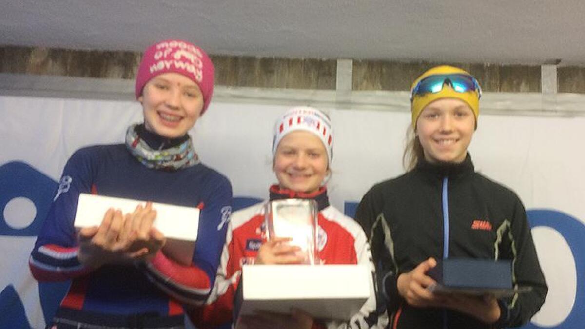 Ingerid Vadder (t.v.), Morgedal IL, tok ein knallsterk 2. plass i Oslo skifestival laurdag. Vinnar blei Synne Herheim (i midten), Geilo IL, med Emma Axelsson, Oppegård IL på 3. plass.