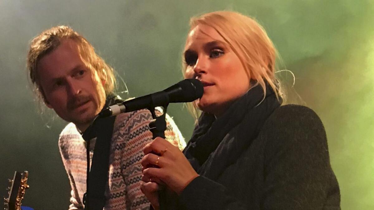 Eva Weel Skram og ektemannen Thomas Stenersen innfridde forventningane og gav publikumet på Vinnesfestivalen ein varm og sjelfull konsert i plaskregnet.