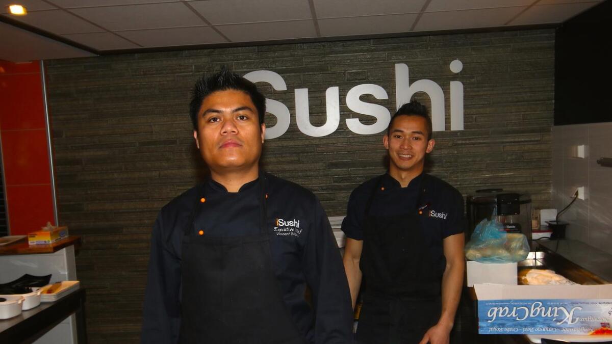 Slutt på sushi på Osøyro. Vincent Blanco (t.v.) er sjefskokk i Isushi.