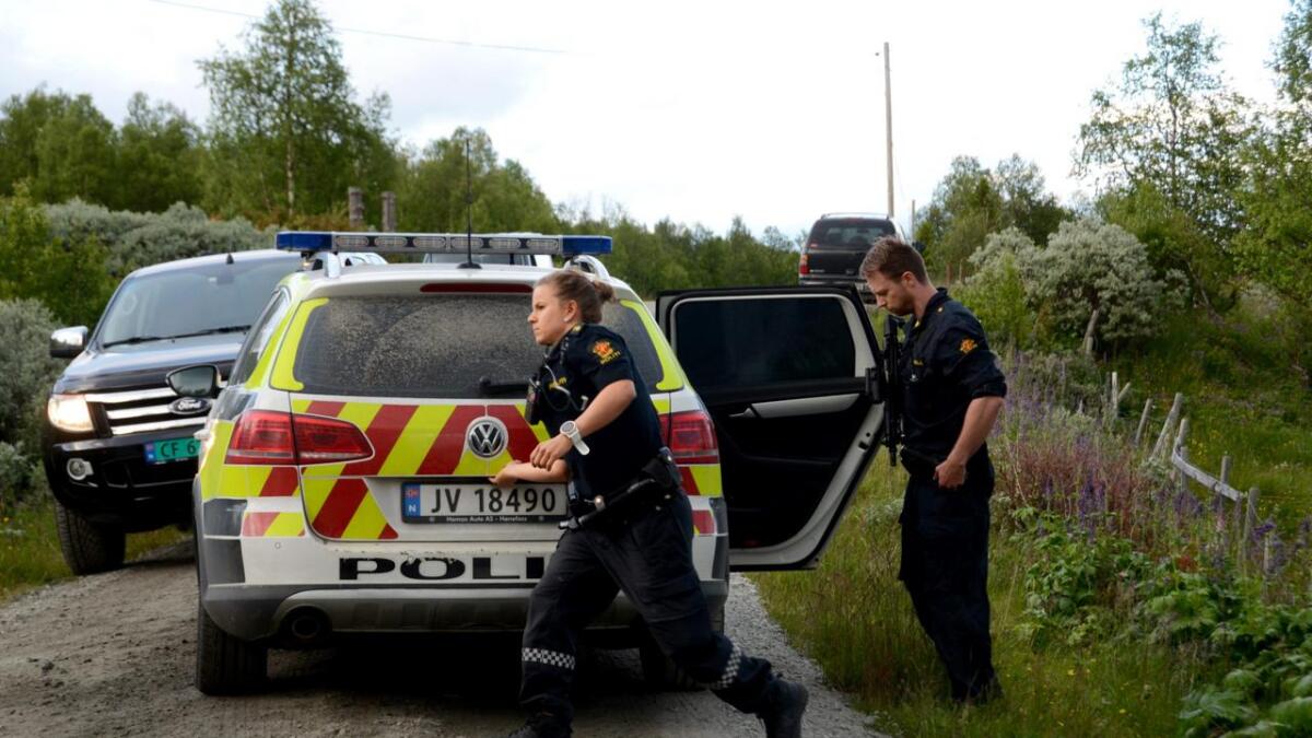Politibetjent Tonje Borge Istad var fungerande innsatsleiar under hundejakt-aksjonen. Til høgre politibetjenten Mats.