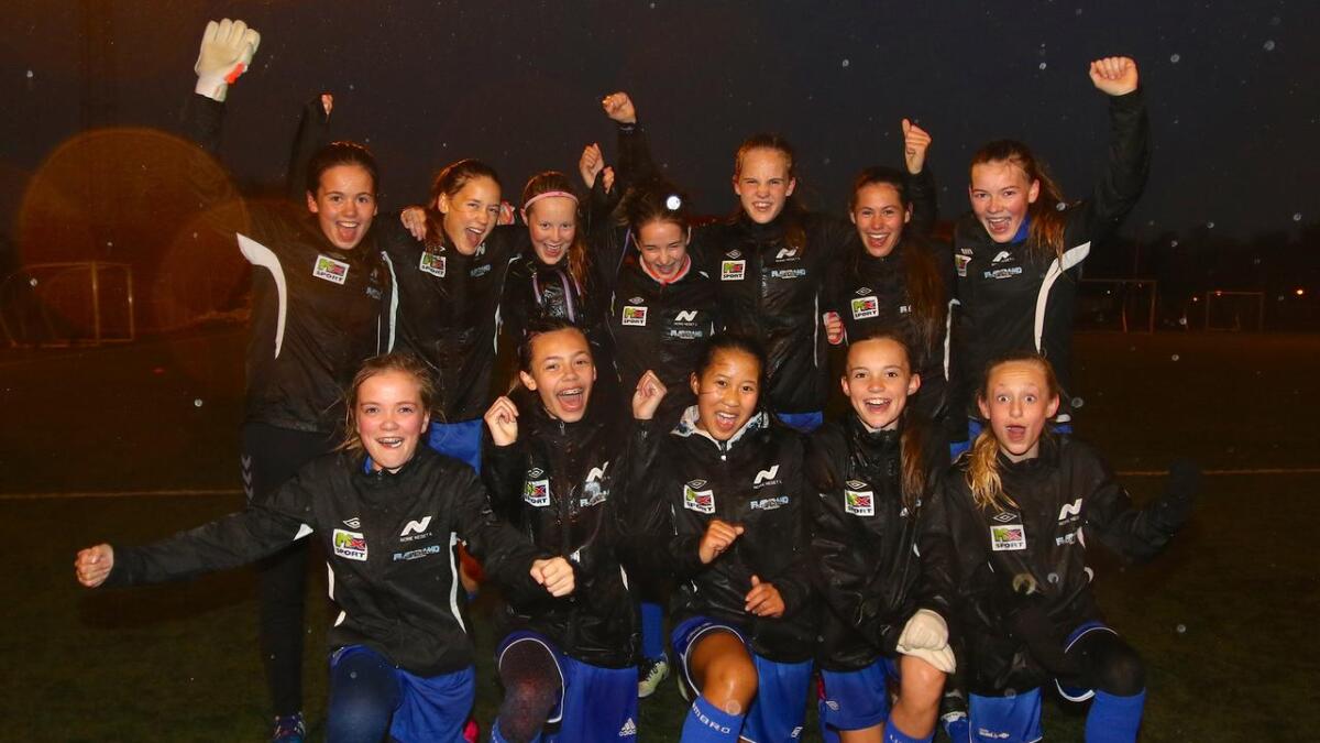 Førstelaget til Nore Neset jenter 13 hadde god grunn til å feira torsdag kveld. Med siger over Fana 3 vann dei sin avdeling 1. divisjon og er no klare for KM-finale mot Åsane.