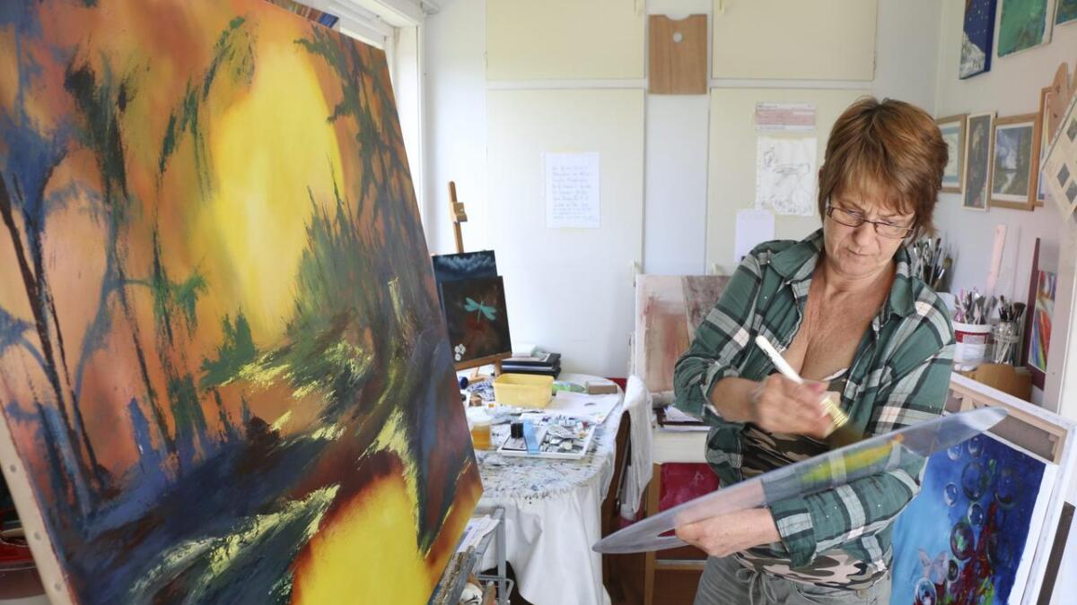 Torill Revheim bruker kunst som medisin. Det siste året har ho måla, måla og måla. Nokre av bileta finn ein att på utstillinga hennar på Bjørkheim. Utstillinga vert ståande ut juni.