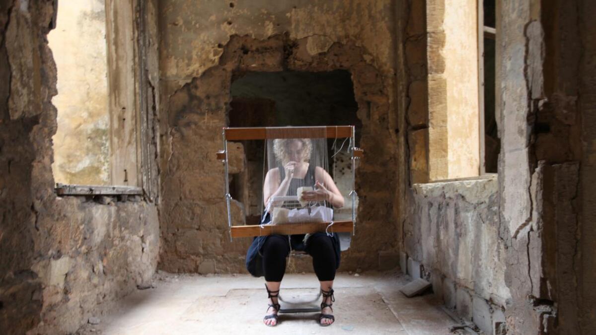 Mari Meen Halsøy har gjort det til sitt prosjekt å veve over krigssår i Beirut.