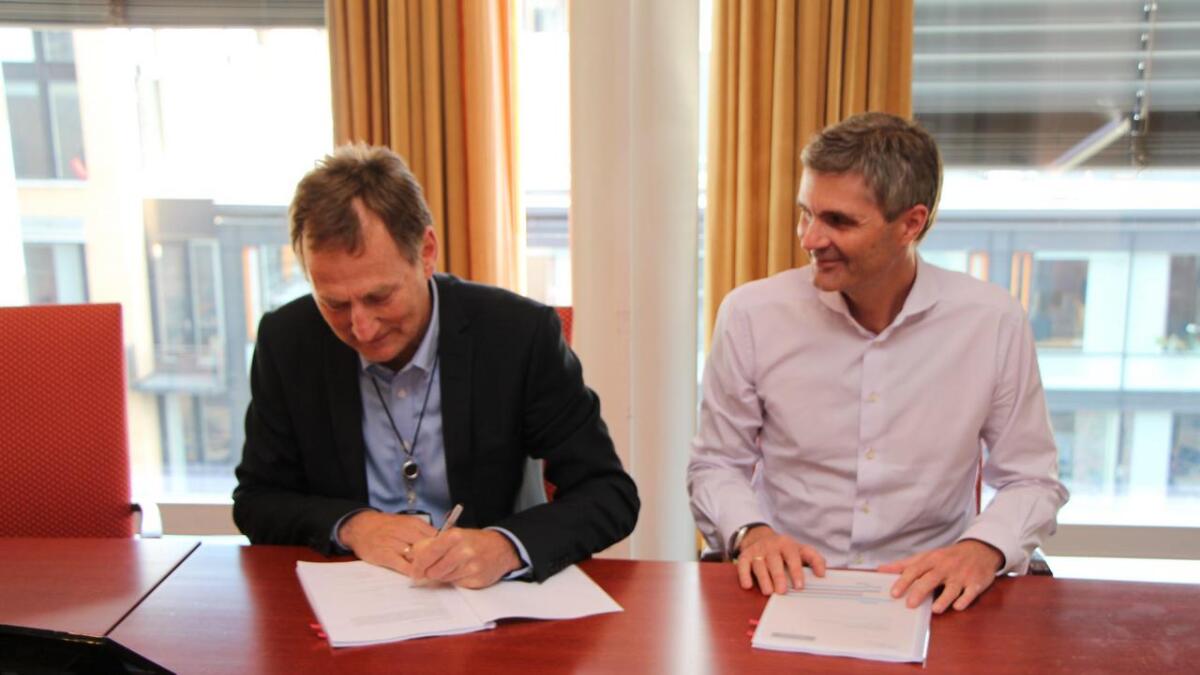 Adm. direktør i E-CO Energi, Alf Inge Berget (t.v.) og Cognite-gründer John Markus Lervik underteikna samarbeidsavtala onsdag.