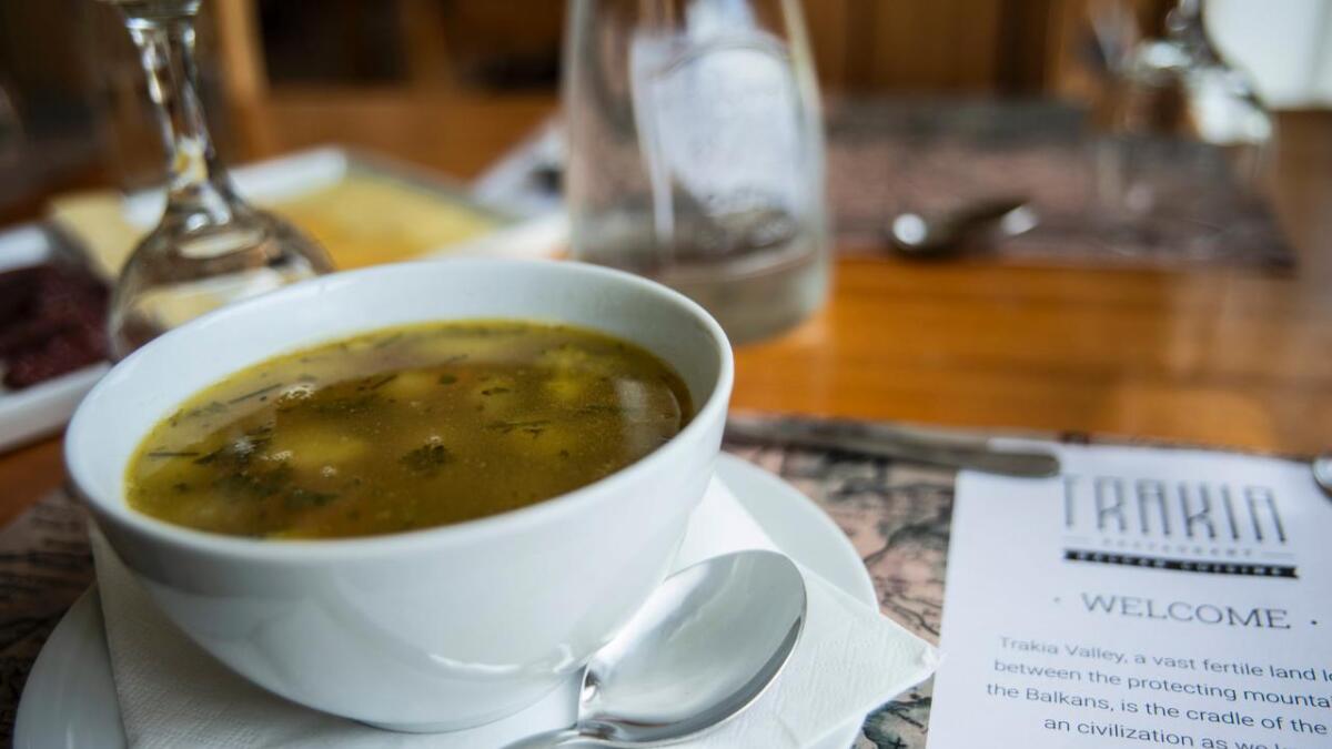 Førre helg opna restauranten Trakia etter kring ei veke med oppussing av både lokale og meny. Som forrett fekk gjestane servert ei tradisjonell suppe som blir servert i ulike former over heile Balkan.