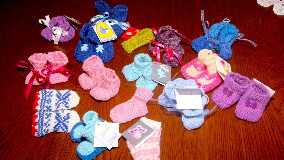 Ingen sokkepar vert like. Toril bruker ulike fargar og mønster, slik at alle nyfødde i Os får kvart sitt unike sokkepar.
