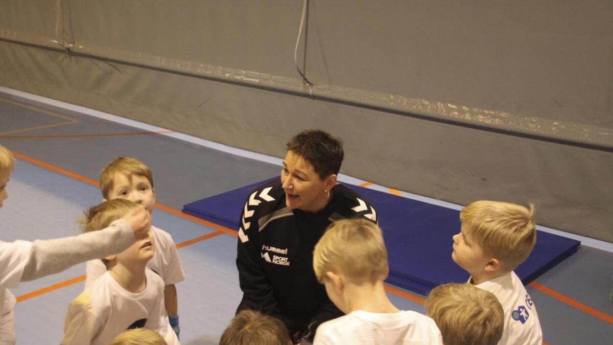 Gitte Torp og om lag 30 andre frivillige stilte for å rettleia og trena dei unge gutane.