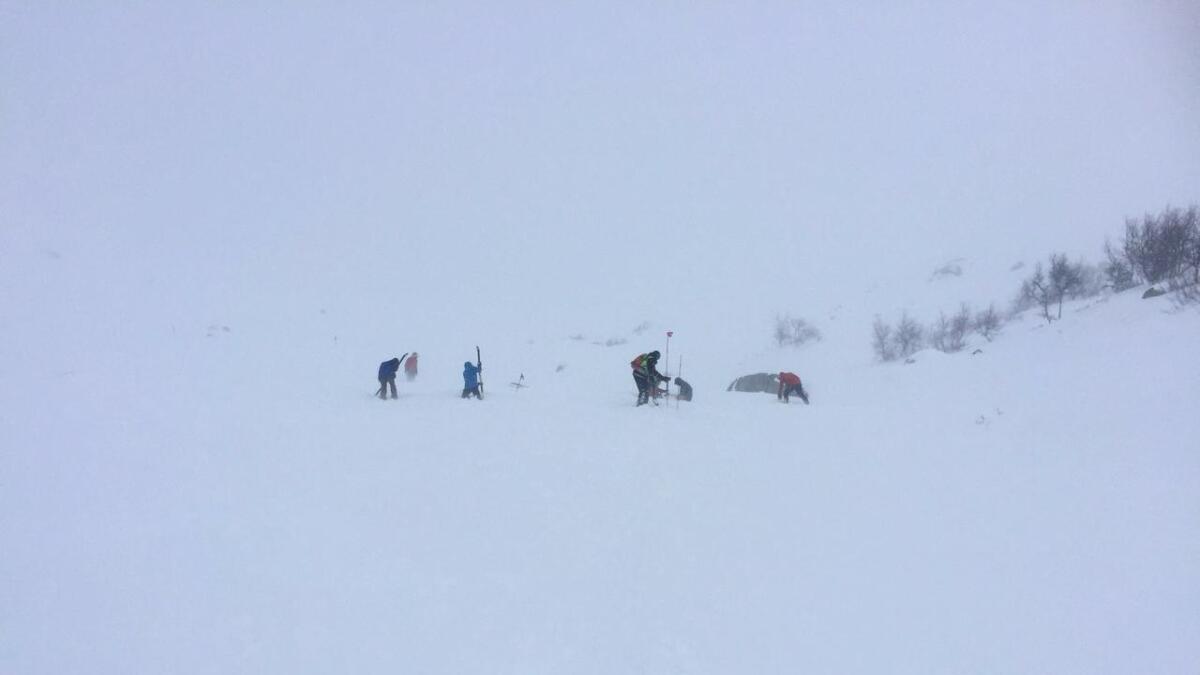 Etter å ha hjelpt kvarandre ut av snømassane oppdaga dei tyske turistane at ei mangla. Dei søkte og grov sjølve etter turvenninna fram til redningsmannskapa kom.