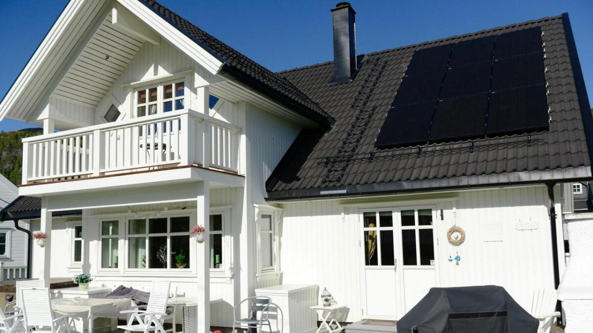 16 solcellepanel er på plass på taket til familien Owesen i Hemsedal.