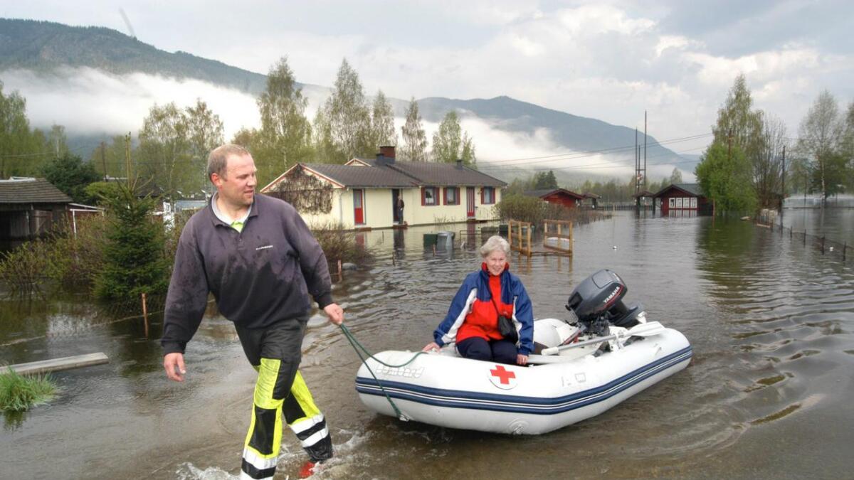 Ingeborg Thorset (71) får båtskyss til «fastlandet». Geir Spildrejorde i Nesbyen Røde Kors Hjelpekorps sørga for trygg transport.