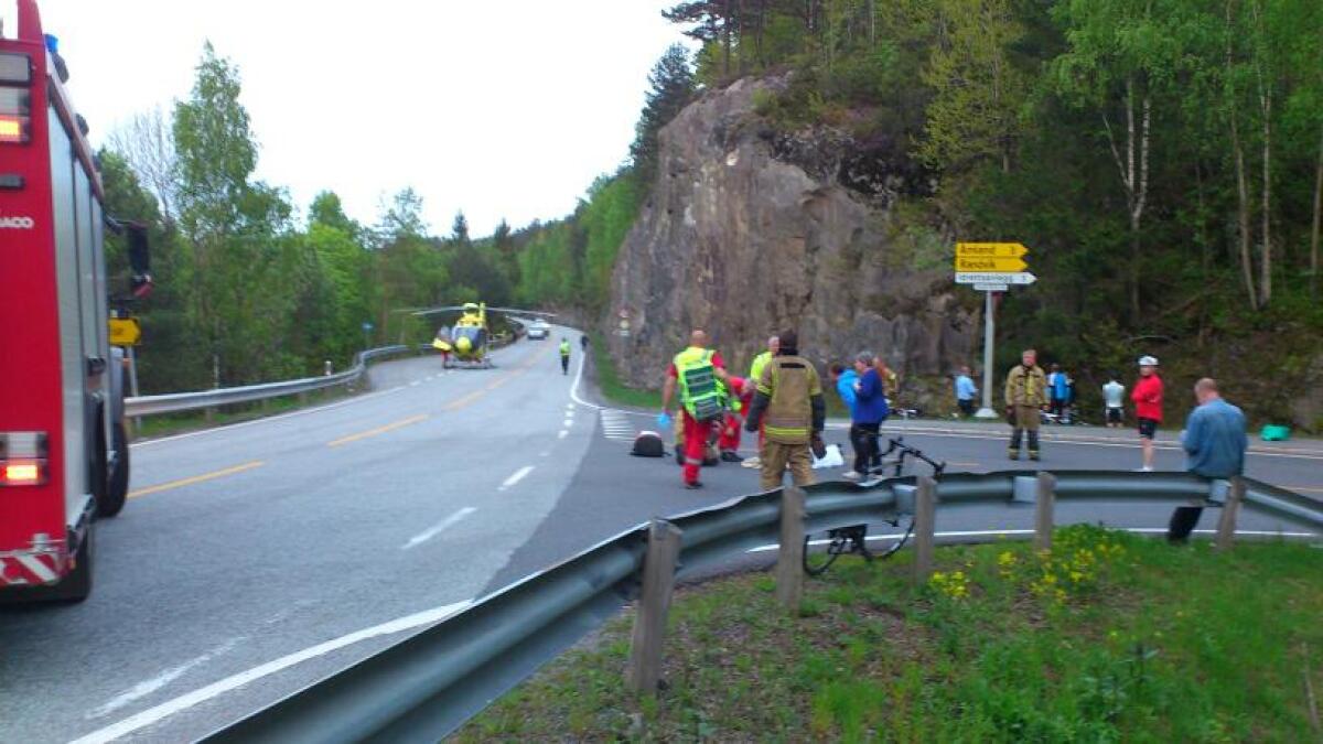 To syklister ble påkjørt av en bil her i Risør torsdag kveld og ble liggende i veibanen.