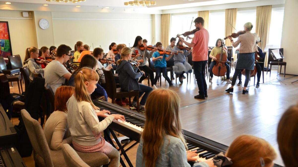 Eit heilt og svært ungt orkester improviserer under dyktig guiding frå Vegar Vårdal.