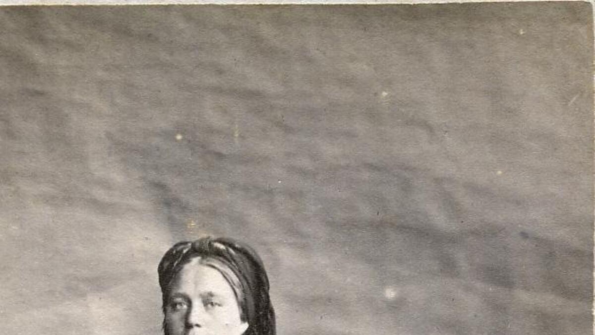 Myrinden og Snippen er husmannsplassar i Eidsborgberget. Else var fødd i 1860, og var syster til andre kona til far til Rui-jentene. Fotografen hadde med seg ein papprull som han bruka som bakgrunn.