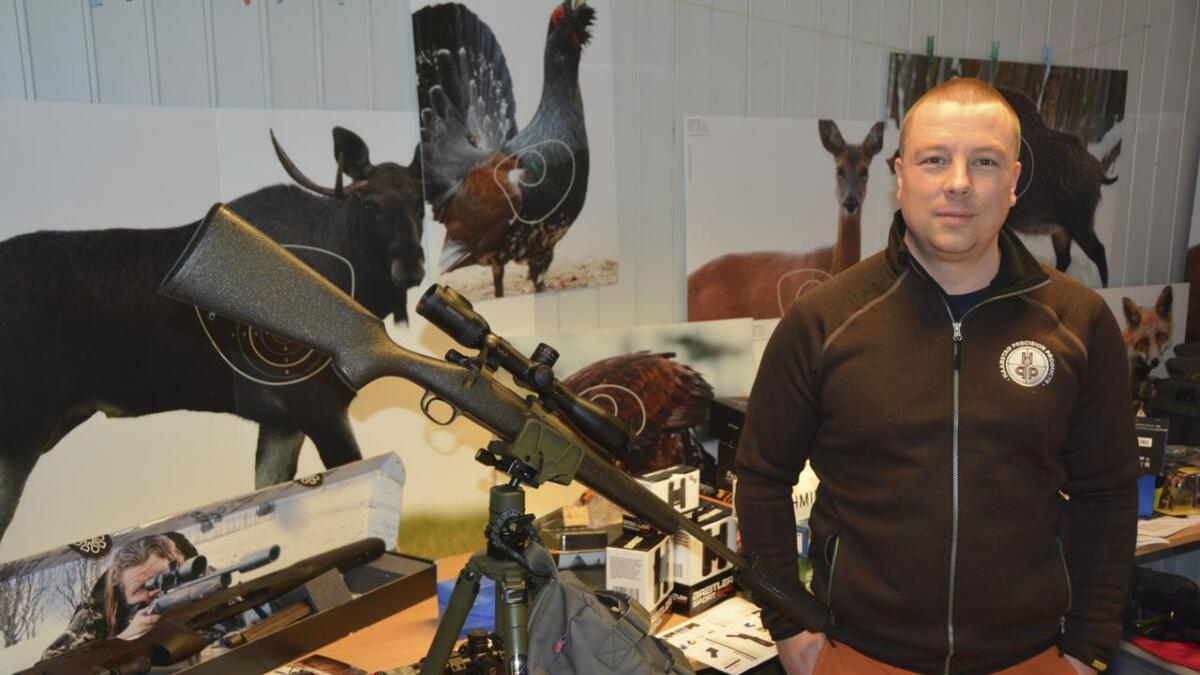 Eivind Sandland Hårstad forhandlar optikk til jakt- og konkurranseskyting, montasjar, klede, lykter og anna skyttarutstyr.