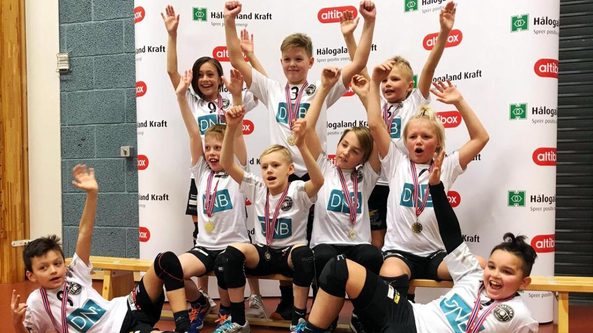 G10-laget til Sortland handballklubb med medaljer og fair play-pris i helgas turnering i Harstad. (Begge
