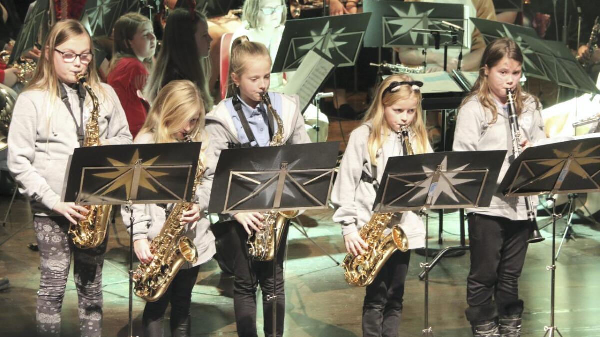 Her er Os skulekorps sine ferskaste tilskot. Heile fire saksofonistar blant dei 11 aspirantane.